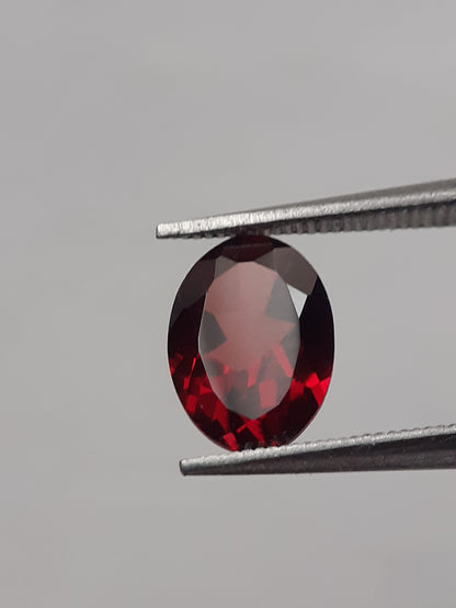 Natural red Rhodolite Garnet - 1.205 ct - oval - unheated