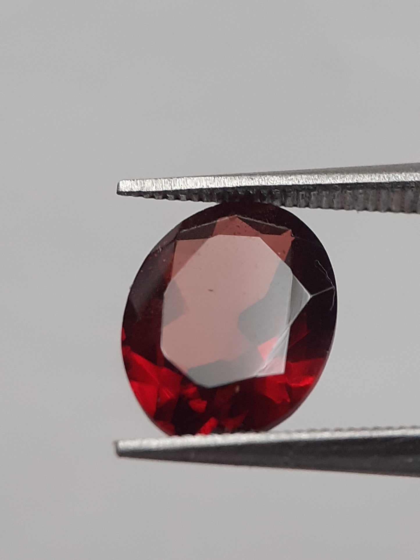 Natural red Rhodolite Garnet - 1.900 ct - oval - unheated