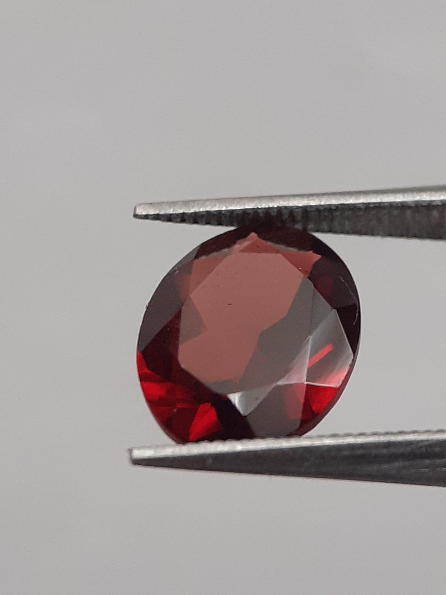 Natural red Rhodolite Garnet - 1.900 ct - oval - unheated