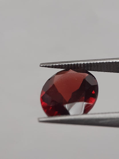 Natural red Rhodolite Garnet - 1.900 ct - oval - unheated