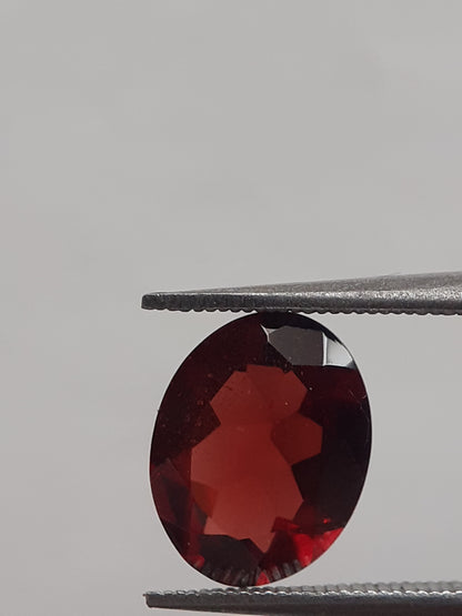 Natural red Rhodolite Garnet - 1.900 ct - oval - unheated