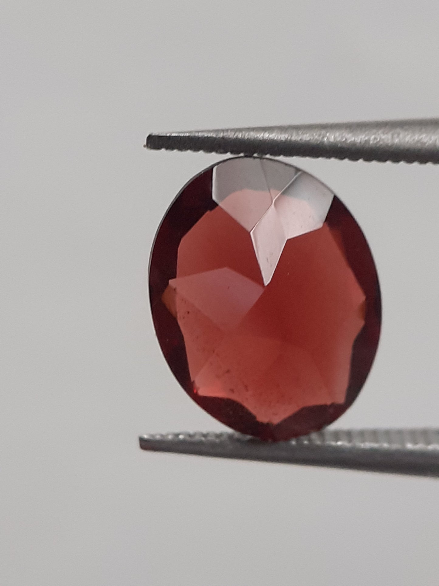 Natural red Rhodolite Garnet - 1.900 ct - oval - unheated