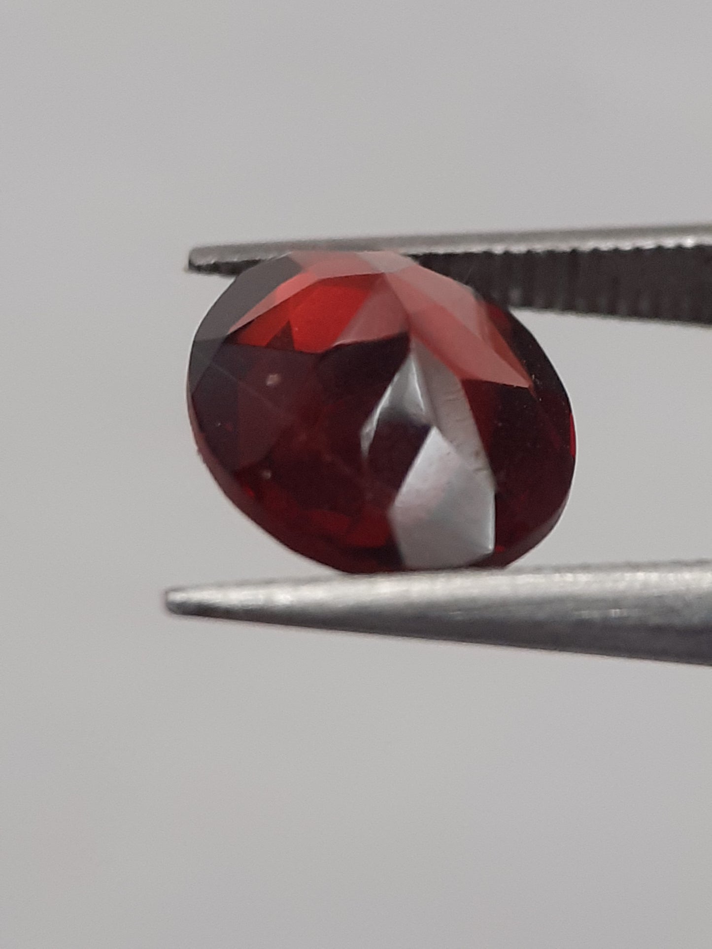 Natural red Rhodolite Garnet - 1.900 ct - oval - unheated