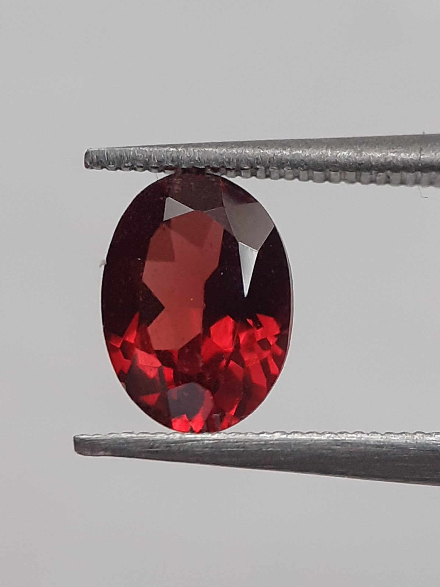 Natural red Rhodolite Garnet - 1.073 ct - oval - unheated