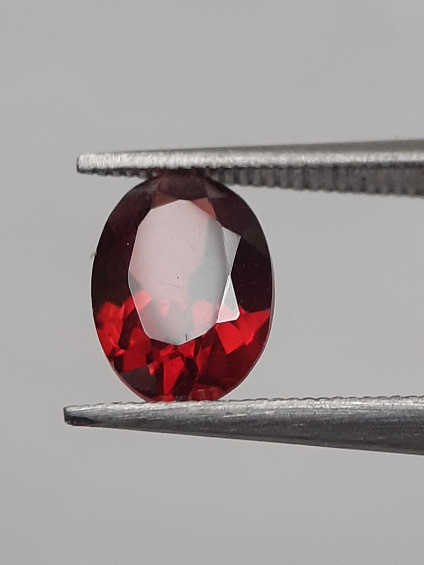 Natural red Rhodolite Garnet - 1.073 ct - oval - unheated