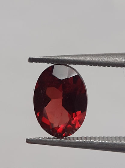 Natural red Rhodolite Garnet - 1.073 ct - oval - unheated