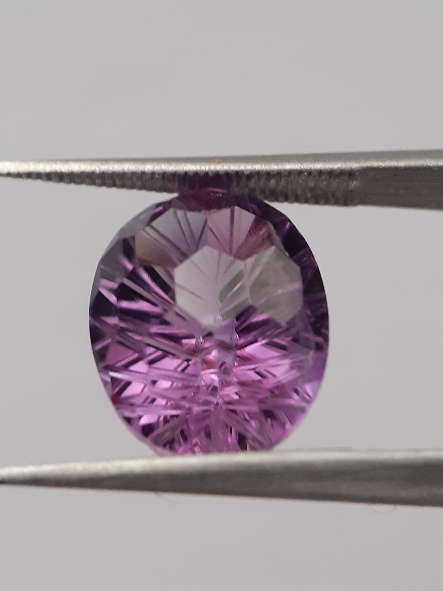 Natural violet purple Amethyst - 4.073 ct - oval - custom cut - excellent cut