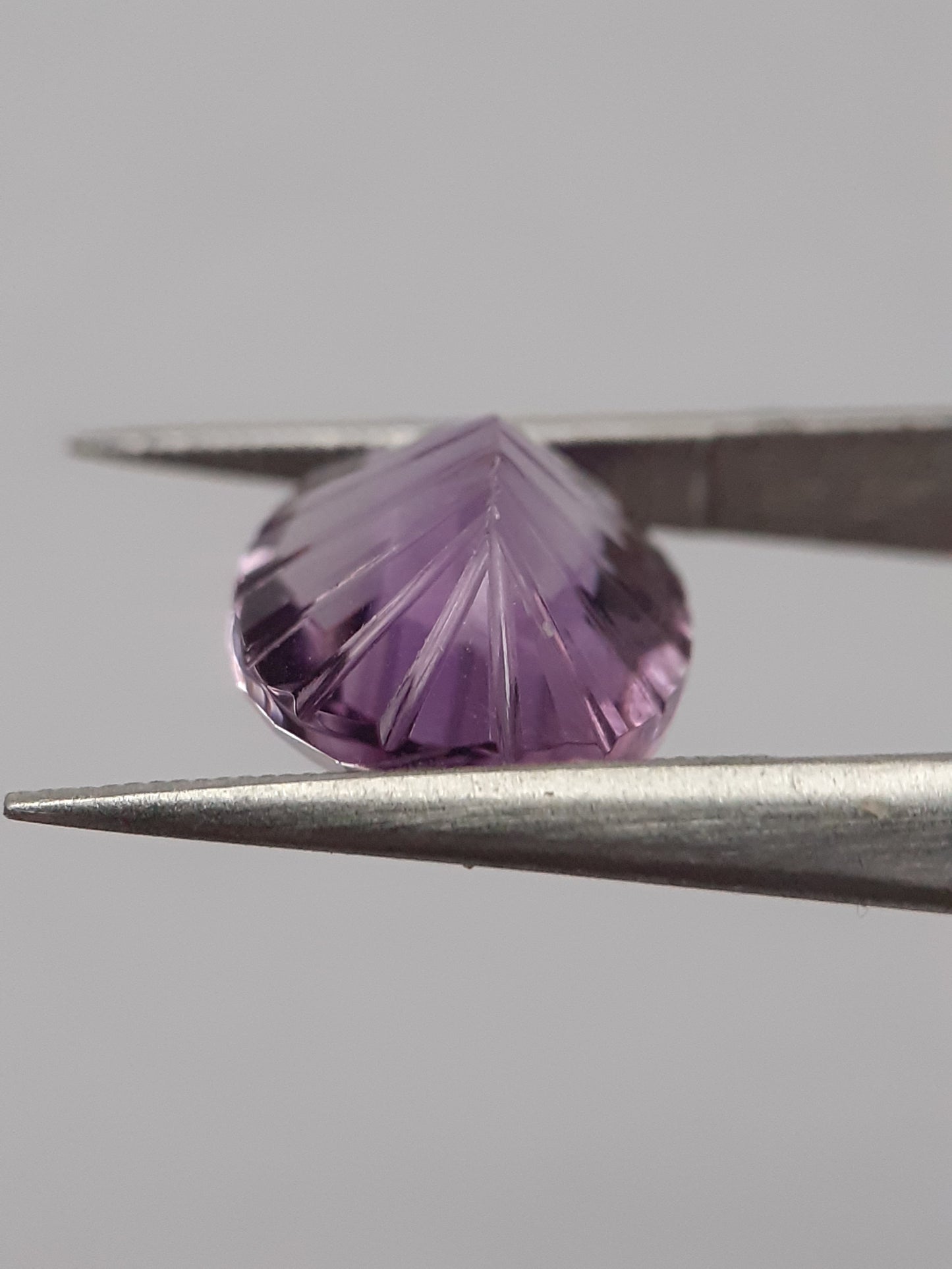 Natural violet purple Amethyst - 4.073 ct - oval - custom cut - excellent cut