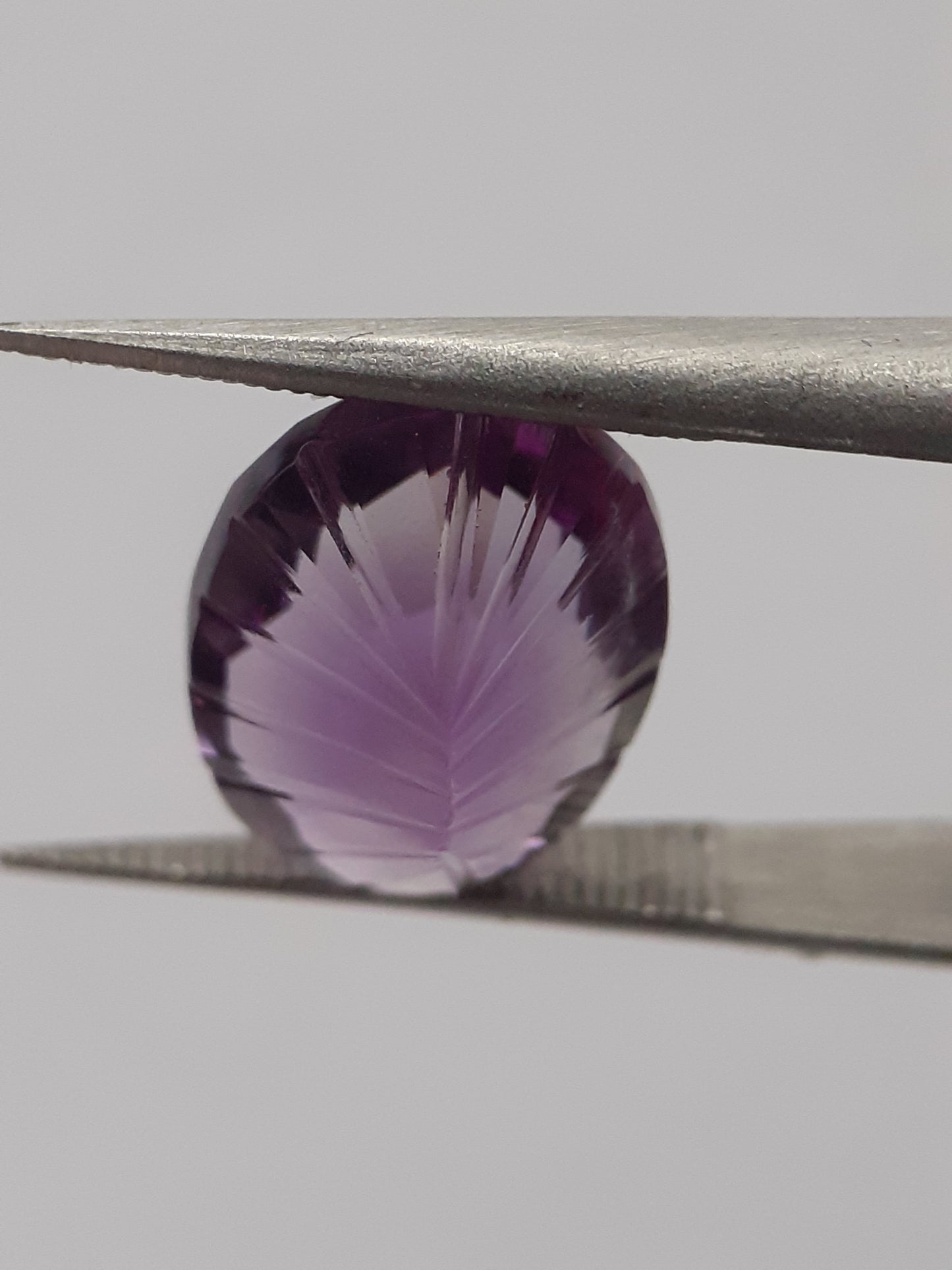 Natural violet purple Amethyst - 4.073 ct - oval - custom cut - excellent cut