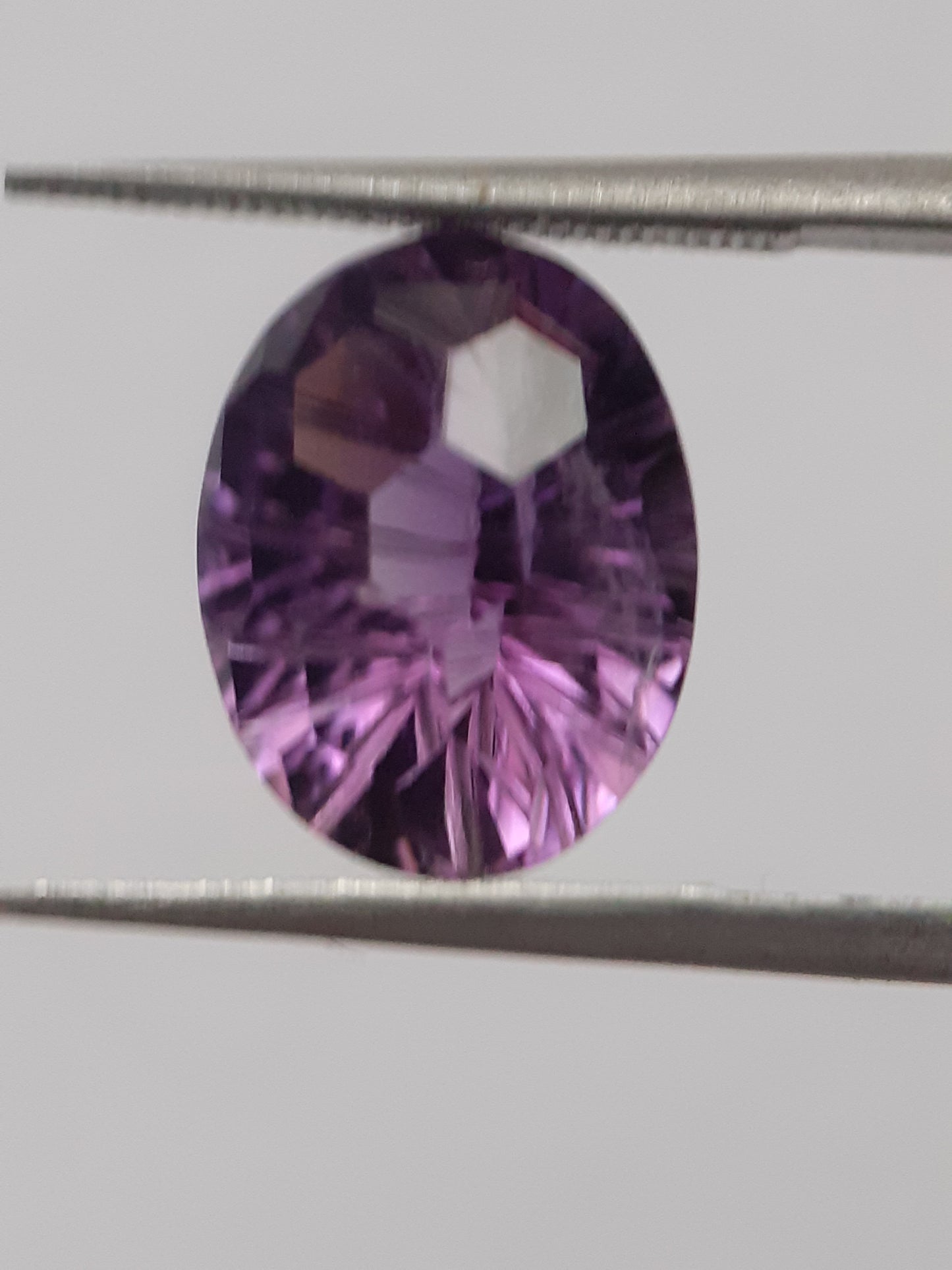 Natural violet purple Amethyst - 4.073 ct - oval - custom cut - excellent cut