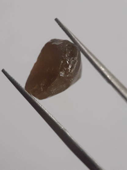 Natural Greenish brown sphene - 4.983 ct - rough gemstone - for faceting