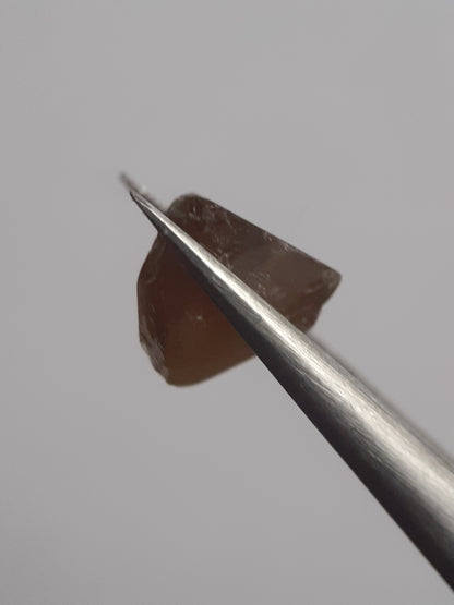 Natural Greenish brown sphene - 4.983 ct - rough gemstone - for faceting