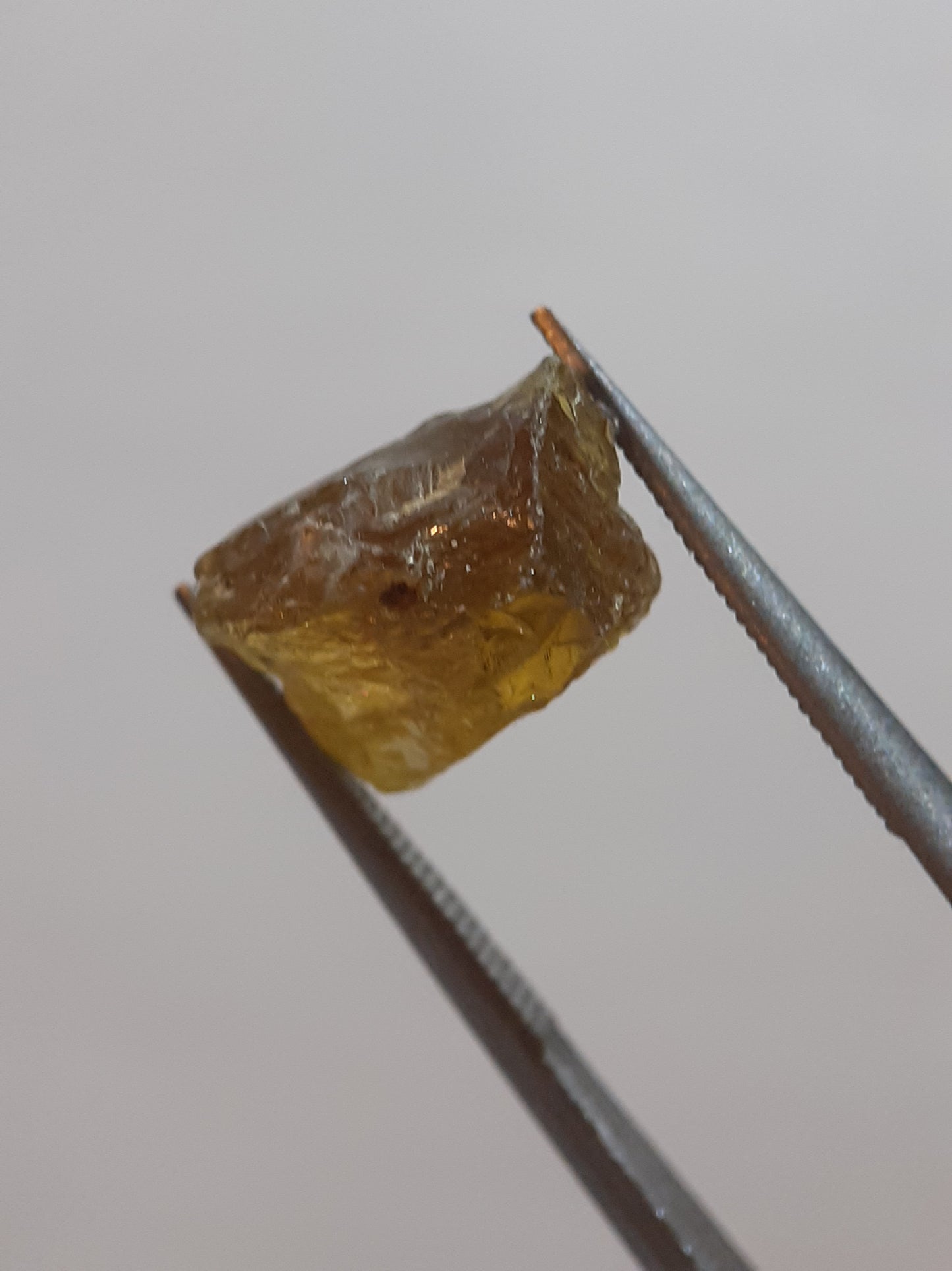 Natural orangey yellow sphene - 4.984 ct - rough gemstone - for faceting