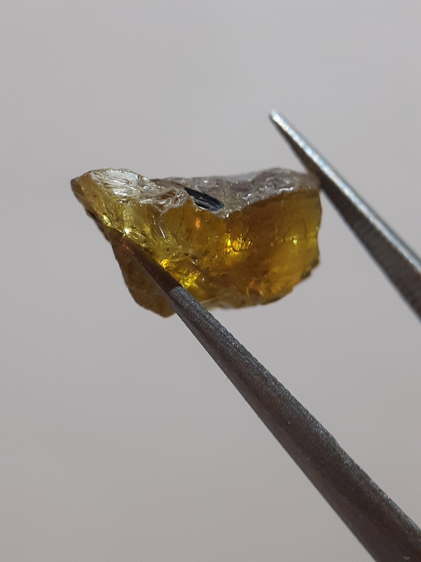 Natural yellow sphene with great fire possibilities- 6.075 ct - rough gemstone - for faceting