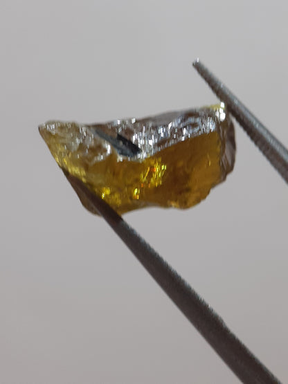 Natural yellow sphene with great fire possibilities- 6.075 ct - rough gemstone - for faceting