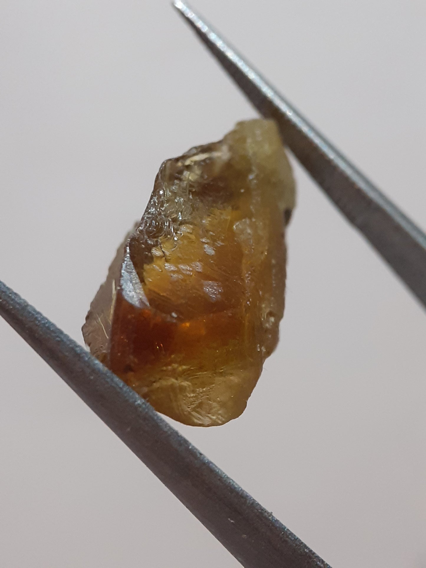 Natural greenish orangey yellow sphene - 6.715 ct - rough gemstone - for faceting