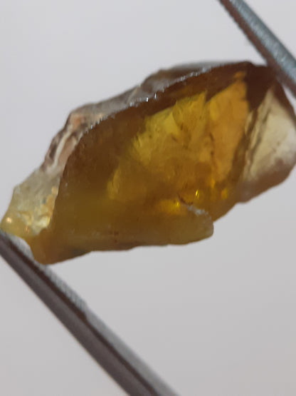 Natural greenish orangey yellow sphene - 6.715 ct - rough gemstone - for faceting