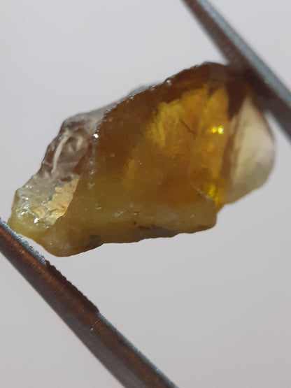 Natural greenish orangey yellow sphene - 6.715 ct - rough gemstone - for faceting