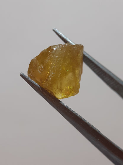 Natural yellow sphene - 2.815 ct - good clarity - fair fire - rough gemstone - for faceting