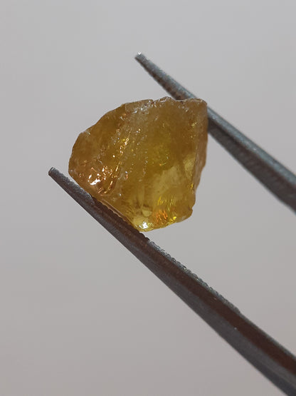 Natural yellow sphene - 2.815 ct - good clarity - fair fire - rough gemstone - for faceting