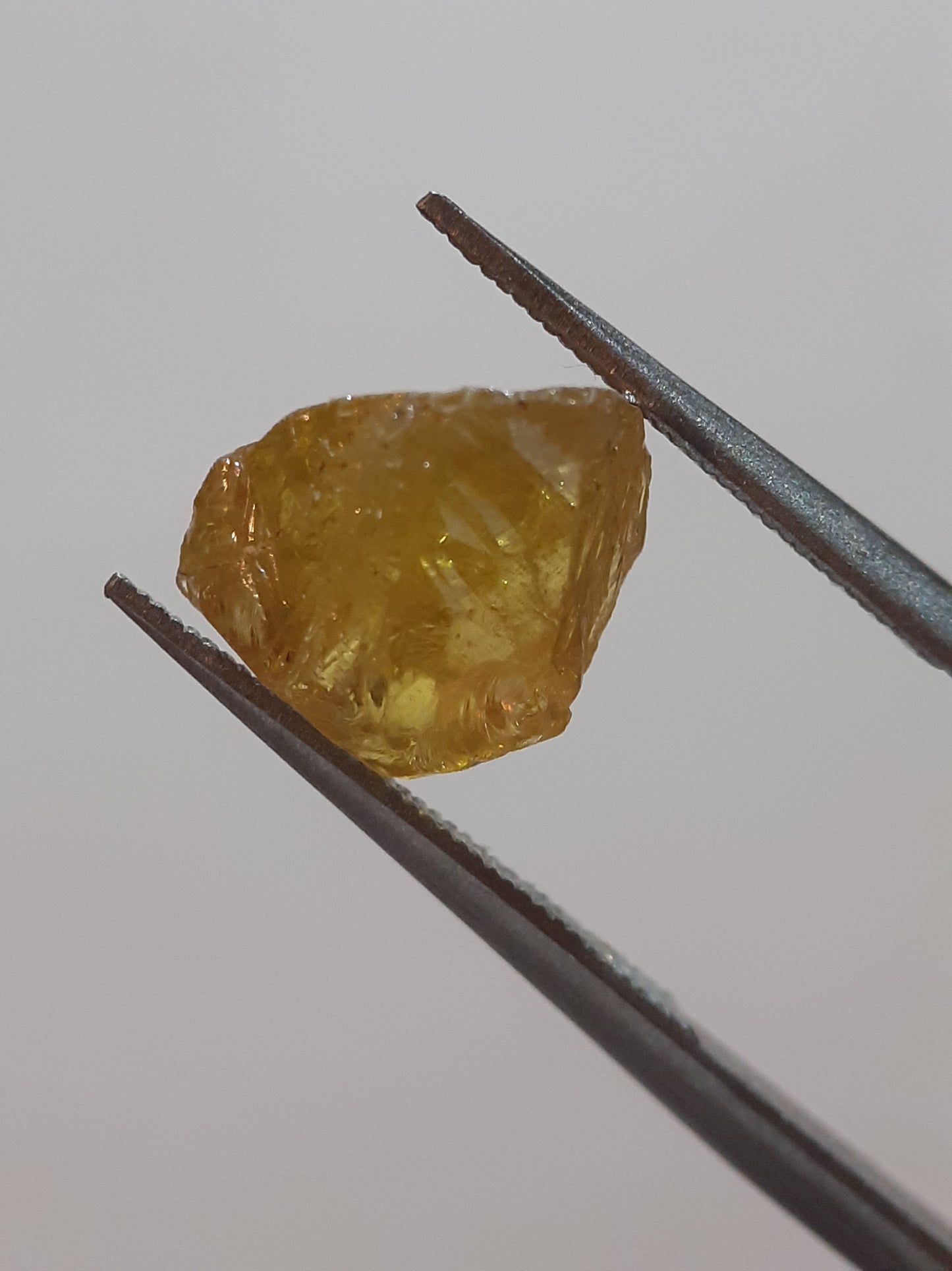 Natural yellow sphene - 2.815 ct - good clarity - fair fire - rough gemstone - for faceting