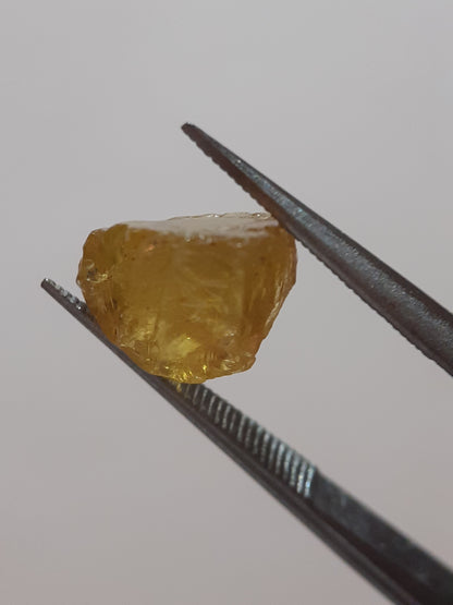 Natural yellow sphene - 2.815 ct - good clarity - fair fire - rough gemstone - for faceting