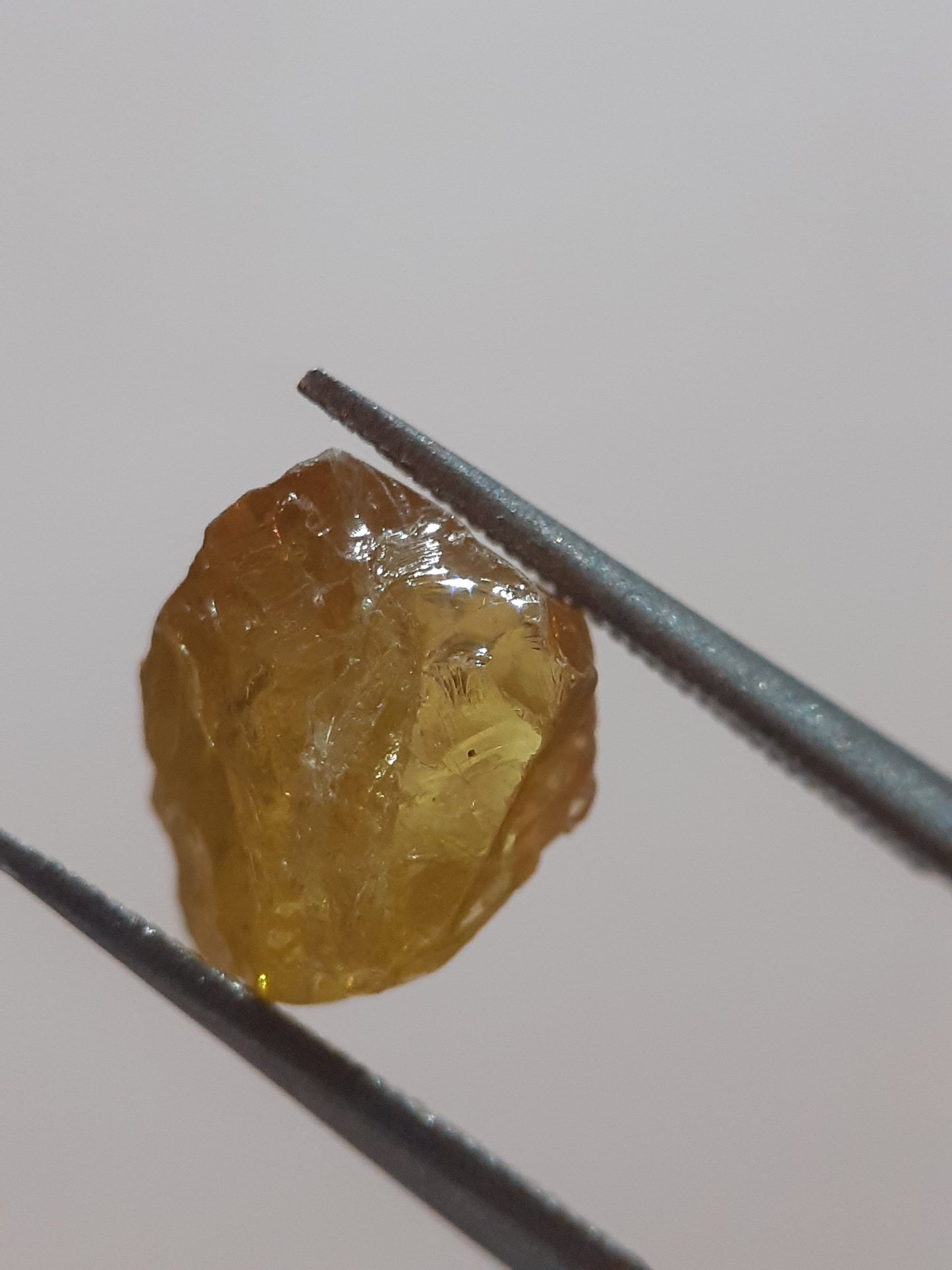 Natural yellow sphene - 2.815 ct - good clarity - fair fire - rough gemstone - for faceting