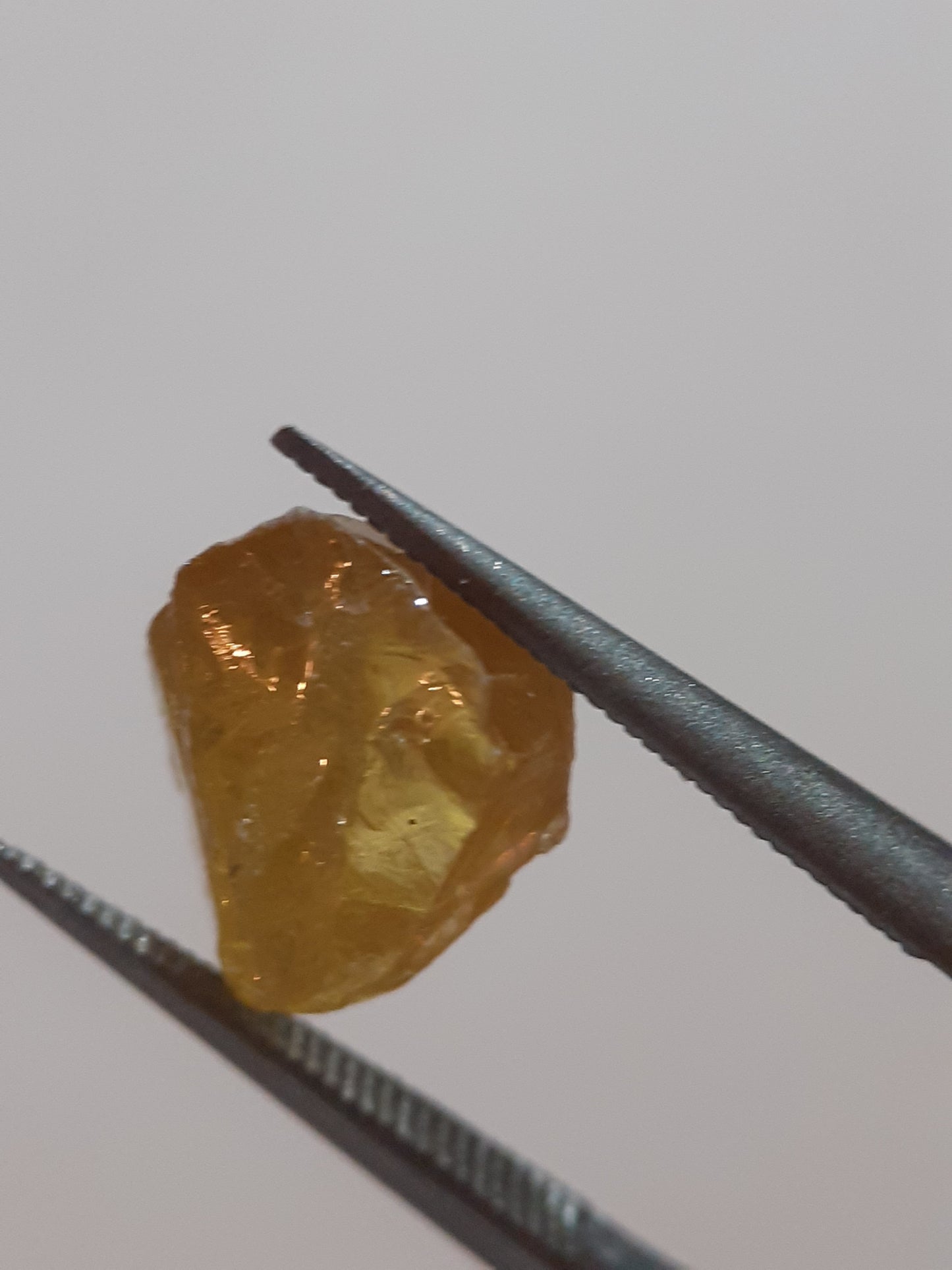 Natural yellow sphene - 2.815 ct - good clarity - fair fire - rough gemstone - for faceting