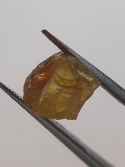 Natural yellow sphene - 2.538 ct - fair clarity - fair fire - rough gemstone - for faceting - jewelry