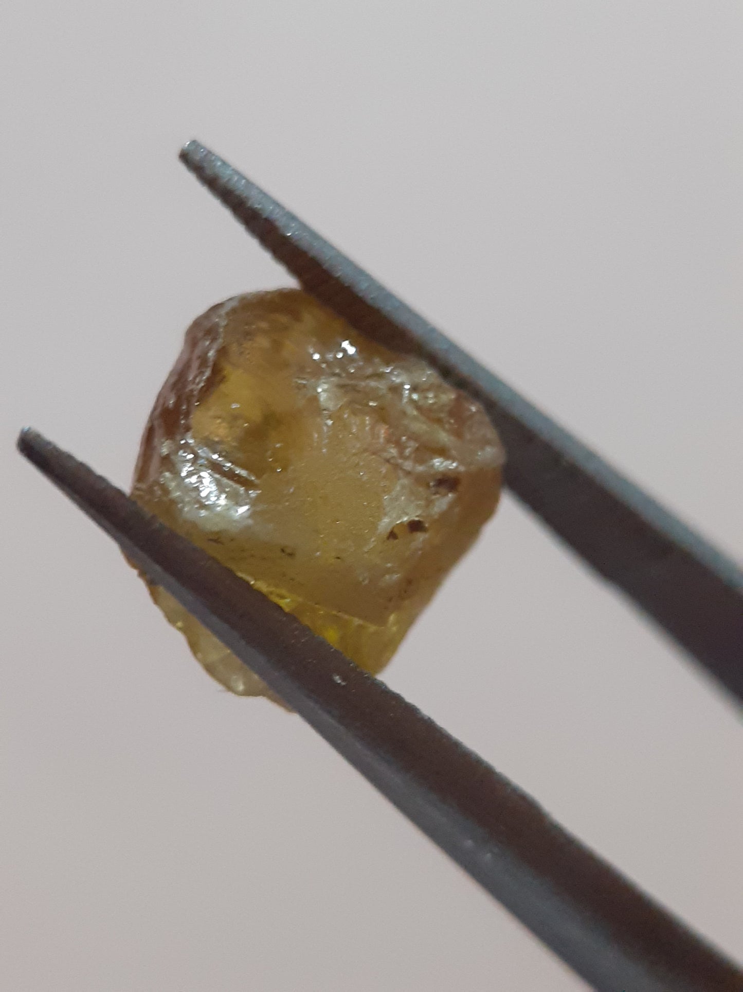 Natural yellow sphene - 2.538 ct - fair clarity - fair fire - rough gemstone - for faceting - jewelry