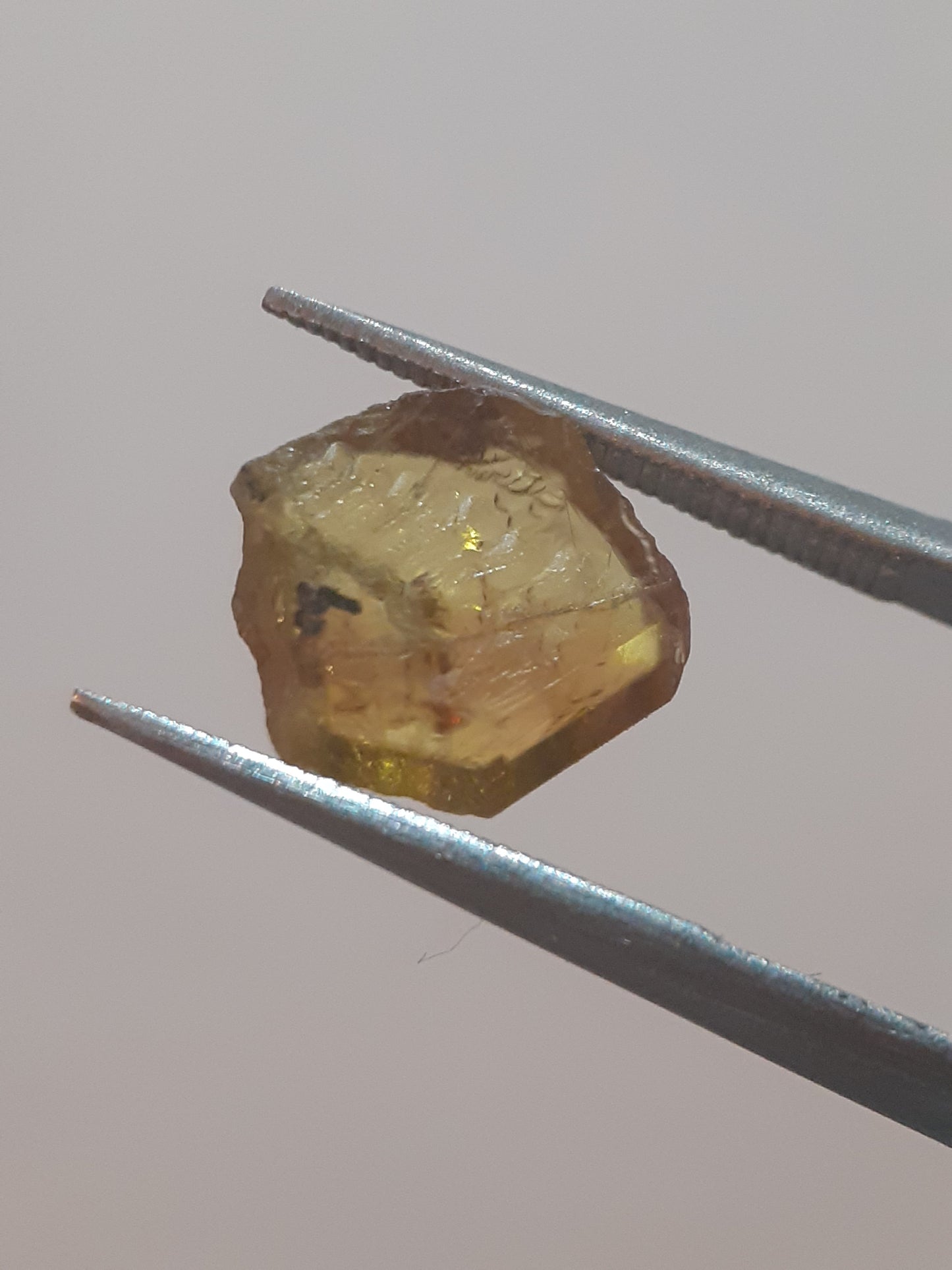 Natural yellow sphene - 1.966 ct - fair clarity - fair to good fire - rough gemstone - for faceting - jewelry