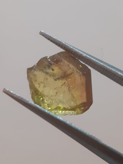 Natural yellow sphene - 1.966 ct - fair clarity - fair to good fire - rough gemstone - for faceting - jewelry