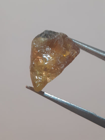 Natural yellow sphene - 3.121 ct - fair clarity - good fire possibilities - rough gemstone for faceting