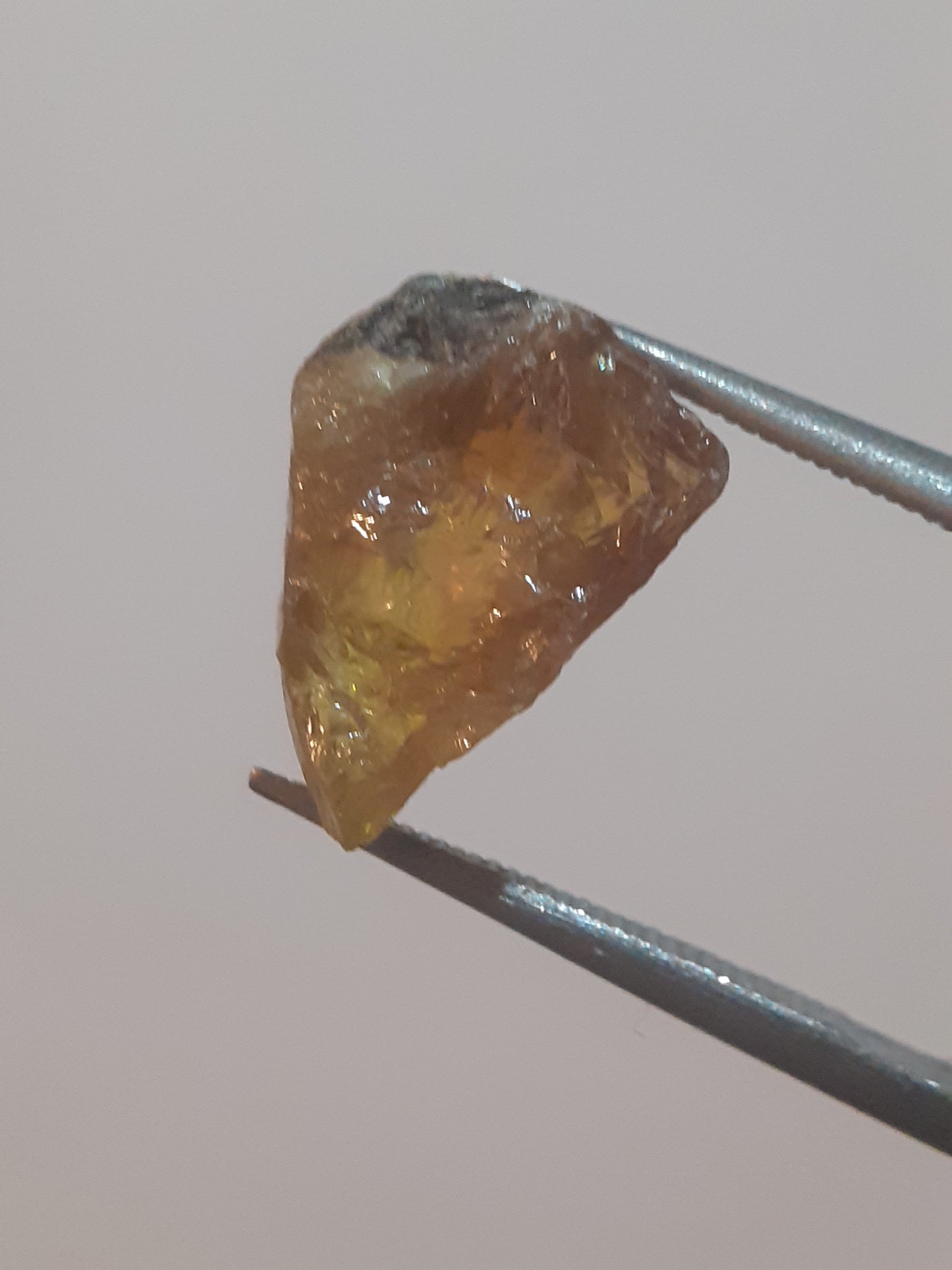 Natural yellow sphene - 3.121 ct - fair clarity - good fire possibilities - rough gemstone for faceting