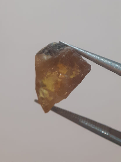 Natural yellow sphene - 3.121 ct - fair clarity - good fire possibilities - rough gemstone for faceting