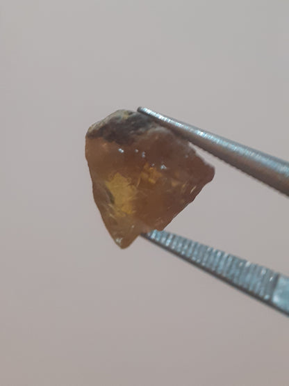 Natural yellow sphene - 3.121 ct - fair clarity - good fire possibilities - rough gemstone for faceting