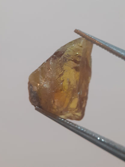 Natural yellow sphene - 3.121 ct - fair clarity - good fire possibilities - rough gemstone for faceting