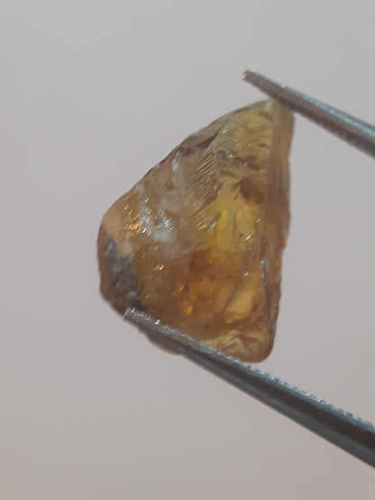 Natural yellow sphene - 3.121 ct - fair clarity - good fire possibilities - rough gemstone for faceting