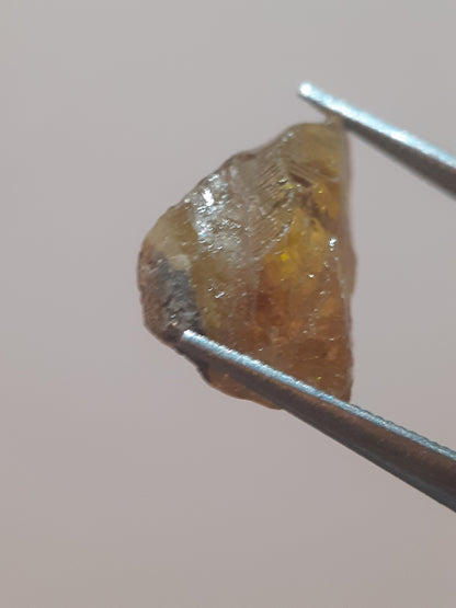 Natural yellow sphene - 3.121 ct - fair clarity - good fire possibilities - rough gemstone for faceting