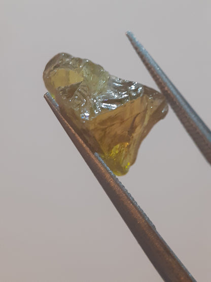 Natural greenish yellow sphene - 4.078 ct - fair to good clarity - good fire possibilities - rough gemstone for faceting