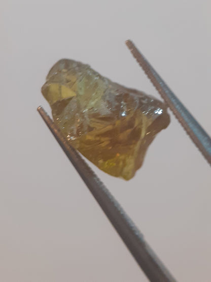 Natural greenish yellow sphene - 4.078 ct - fair to good clarity - good fire possibilities - rough gemstone for faceting