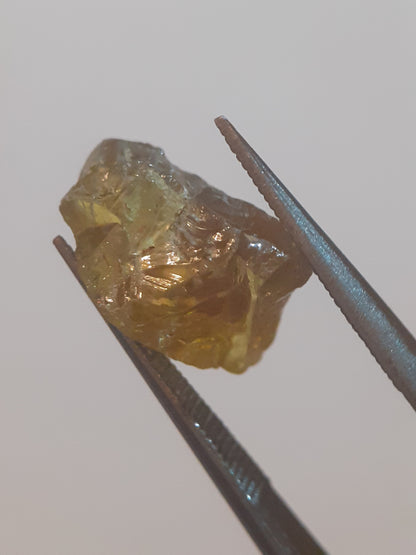 Natural greenish yellow sphene - 4.078 ct - fair to good clarity - good fire possibilities - rough gemstone for faceting