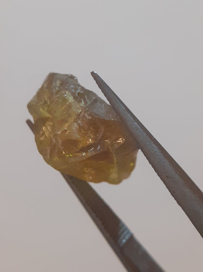 Natural greenish yellow sphene - 4.078 ct - fair to good clarity - good fire possibilities - rough gemstone for faceting