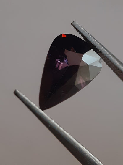 Natural Purple spinel - 1.27 ct - pear - clarity excellent (VVS to IF)