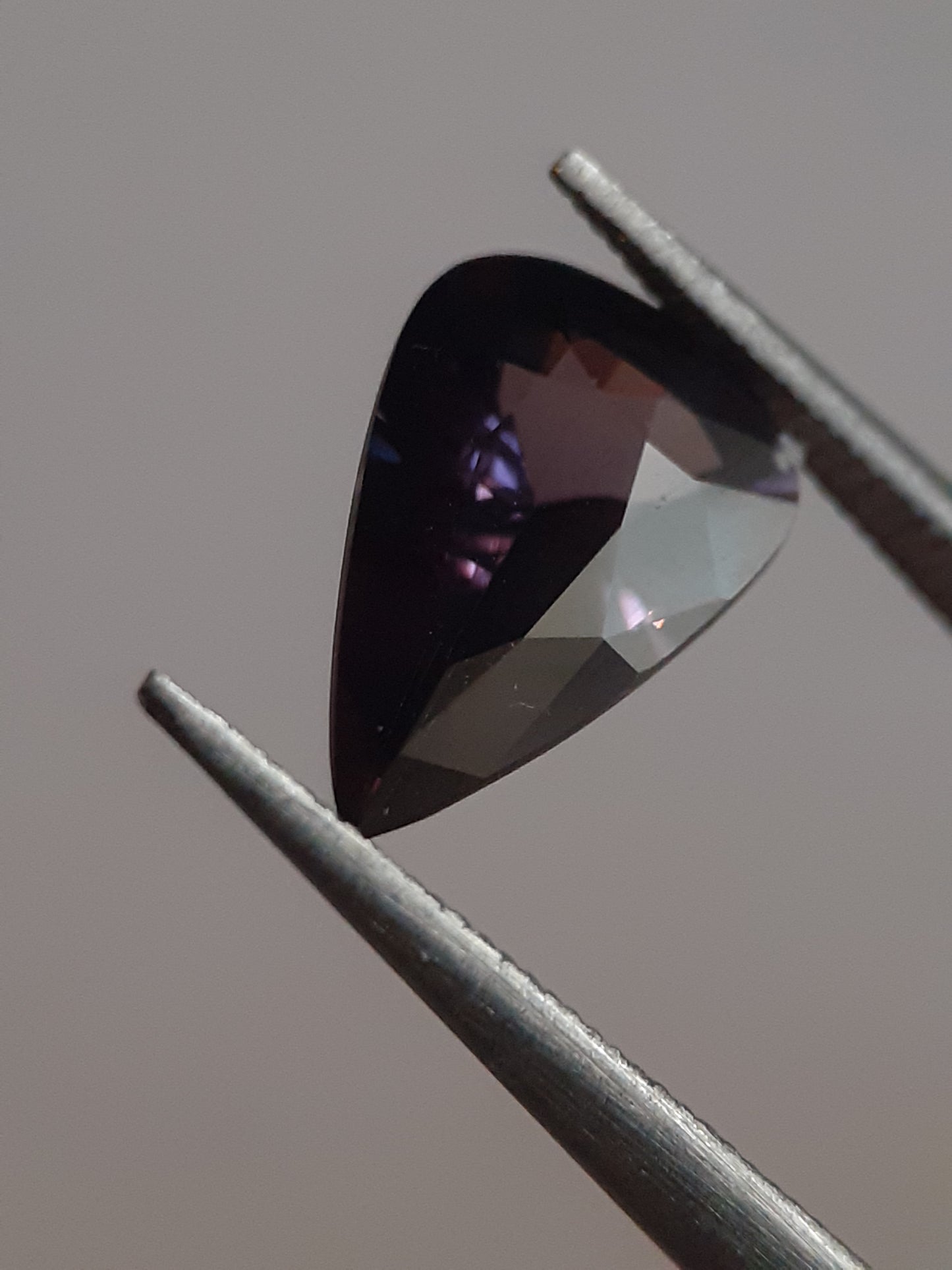 Natural Purple spinel - 1.27 ct - pear - clarity excellent (VVS to IF)