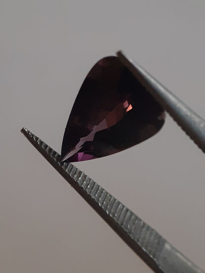 Natural Purple spinel - 1.27 ct - pear - clarity excellent (VVS to IF)