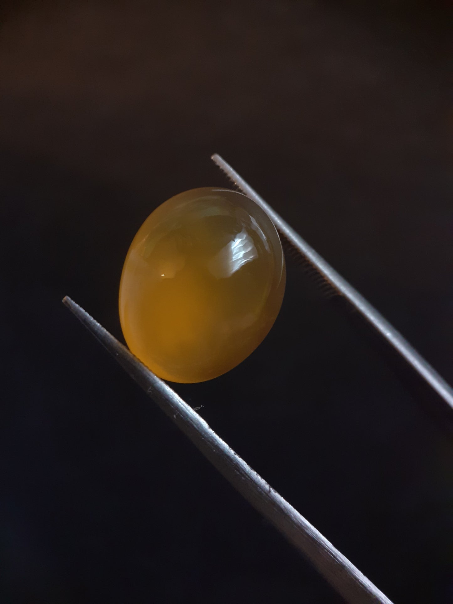 Natural Yellow Opal of 6.739 ct in oval cabochon from ethiopia - untreated