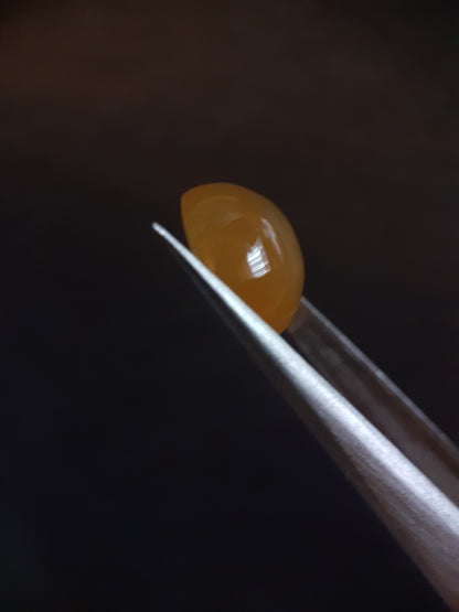 Natural Yellow Opal of 6.739 ct in oval cabochon from ethiopia - untreated