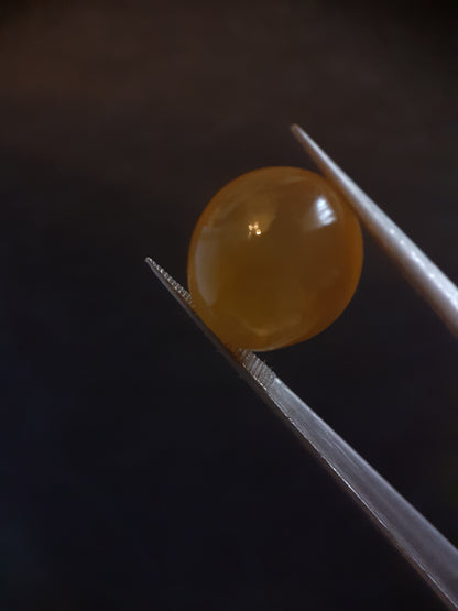 Natural Yellow Opal of 6.739 ct in oval cabochon from ethiopia - untreated