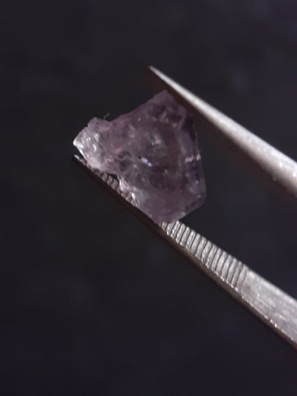 Natural light violet Scapolite - 1.734 ct - rough gemstone